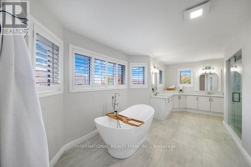 52 Donaghedy Drive, Halton Hills, ON - Indoor Photo Showing Bathroom