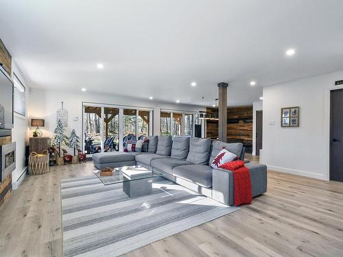 Family room - 10 Ch. Kalmia, Saint-Donat, QC - Indoor Photo Showing Living Room With Fireplace