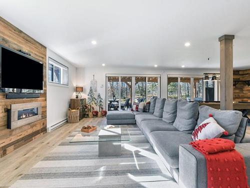 Family room - 10 Ch. Kalmia, Saint-Donat, QC - Indoor Photo Showing Living Room With Fireplace