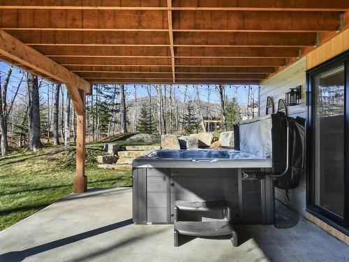 Hot tub - 10 Ch. Kalmia, Saint-Donat, QC - Outdoor With Exterior