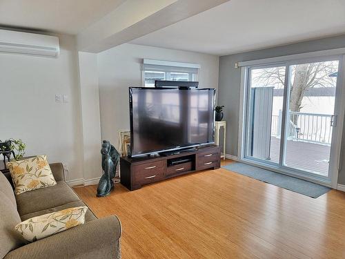 Living room - 750 Tsse Robillard, Saint-André-D'Argenteuil, QC - Indoor Photo Showing Living Room