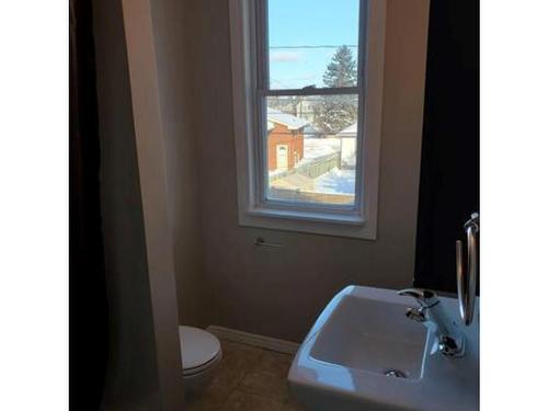 233 Cameron St, Thunder Bay, ON - Indoor Photo Showing Bathroom