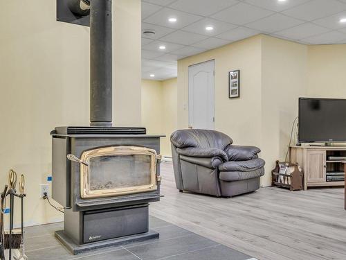 Salle familiale - 239 Ch. Belmont, Stoneham-Et-Tewkesbury, QC - Indoor With Fireplace