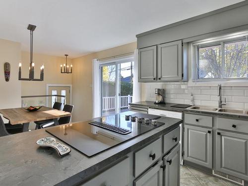 Vue d'ensemble - 380 Rue Maisonneuve, Saint-Jean-Sur-Richelieu, QC - Indoor Photo Showing Kitchen With Double Sink