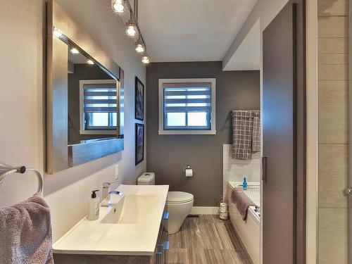 Salle de bains - 380 Rue Maisonneuve, Saint-Jean-Sur-Richelieu, QC - Indoor Photo Showing Bathroom