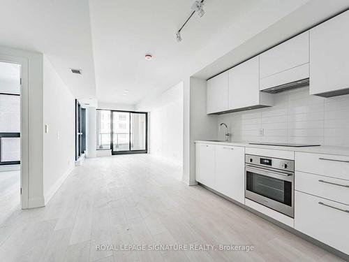 431-33 Frederick Todd Way, Toronto, ON - Indoor Photo Showing Kitchen