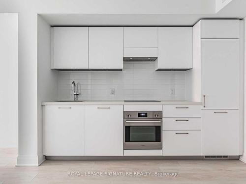 431-33 Frederick Todd Way, Toronto, ON - Indoor Photo Showing Kitchen