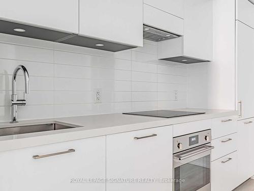 431-33 Frederick Todd Way, Toronto, ON - Indoor Photo Showing Kitchen