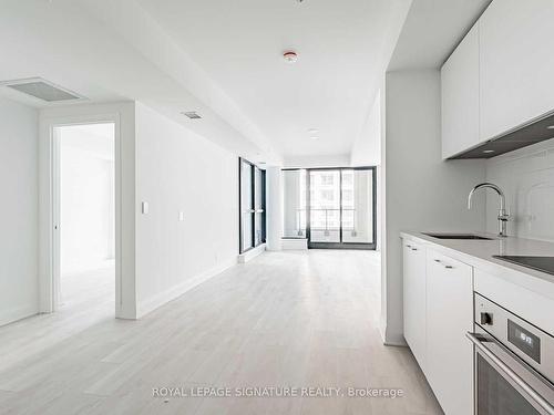 431-33 Frederick Todd Way, Toronto, ON - Indoor Photo Showing Kitchen