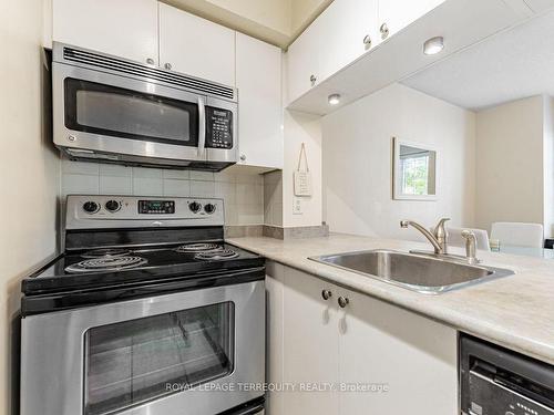 637-3 Everson Dr, Toronto, ON - Indoor Photo Showing Kitchen