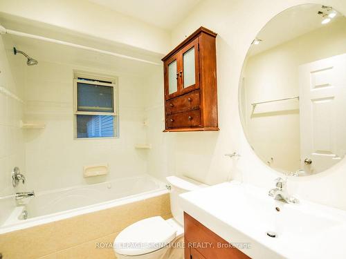 Main-68 Lawson Rd, Toronto, ON - Indoor Photo Showing Bathroom