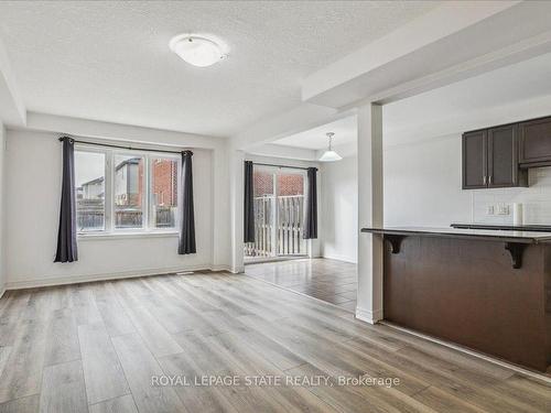 142 Edenrock Dr, Hamilton, ON - Indoor Photo Showing Kitchen