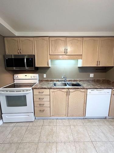 276 Benesfort Cres, Kitchener, ON - Indoor Photo Showing Kitchen With Double Sink