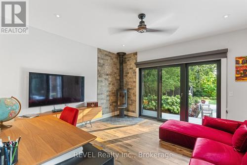 566 Lansdowne Avenue, Niagara-On-The-Lake (Town), ON - Indoor Photo Showing Living Room