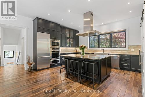 566 Lansdowne Avenue, Niagara-On-The-Lake (Town), ON - Indoor Photo Showing Kitchen With Upgraded Kitchen