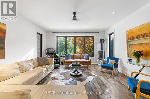 566 Lansdowne Avenue, Niagara-On-The-Lake (Town), ON - Indoor Photo Showing Living Room