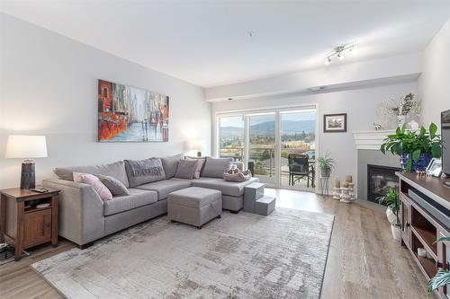 316-2100 Boucherie Road, West Kelowna, BC - Indoor Photo Showing Living Room With Fireplace