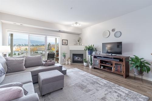 316-2100 Boucherie Road, West Kelowna, BC - Indoor Photo Showing Living Room With Fireplace