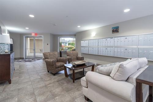 316-2100 Boucherie Road, West Kelowna, BC - Indoor Photo Showing Living Room