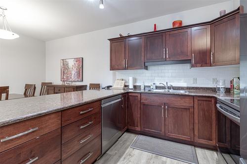 316-2100 Boucherie Road, West Kelowna, BC - Indoor Photo Showing Kitchen With Double Sink