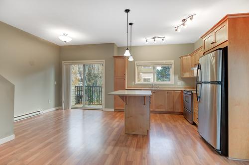 101-150 Mallach Road, Kelowna, BC - Indoor Photo Showing Kitchen