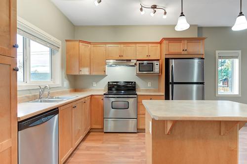 101-150 Mallach Road, Kelowna, BC - Indoor Photo Showing Kitchen With Double Sink