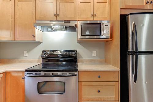 101-150 Mallach Road, Kelowna, BC - Indoor Photo Showing Kitchen