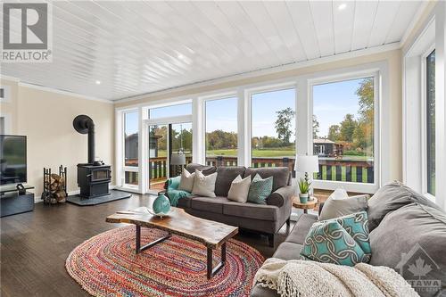 4210 Scotch Line Road, Perth, ON - Indoor Photo Showing Living Room