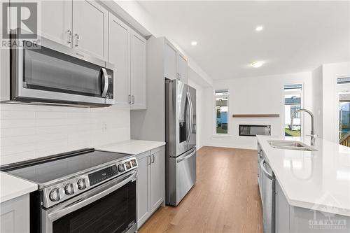 124 Big Dipper Street, Ottawa, ON - Indoor Photo Showing Kitchen With Double Sink With Upgraded Kitchen