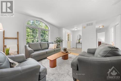 1528 Scotch Line East Road, North Grenville, ON - Indoor Photo Showing Living Room