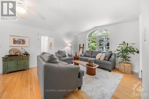 1528 Scotch Line East Road, North Grenville, ON - Indoor Photo Showing Living Room