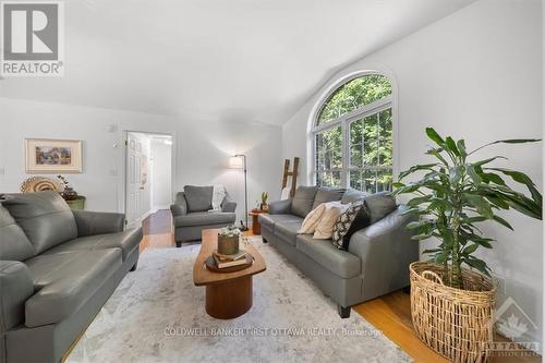 1528 Scotch Line East Road, North Grenville, ON - Indoor Photo Showing Living Room