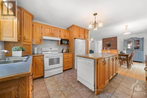 1528 Scotch Line East Road, North Grenville, ON - Indoor Photo Showing Kitchen