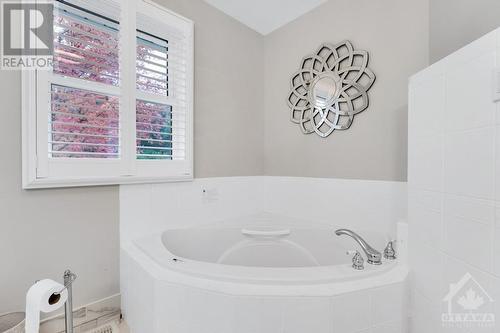 Ensuite two-person soaker tub - 28 Mountain View Lane, Westport, ON - Indoor Photo Showing Bathroom