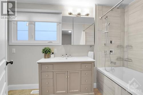 809 Maplewood Avenue, Ottawa, ON - Indoor Photo Showing Bathroom