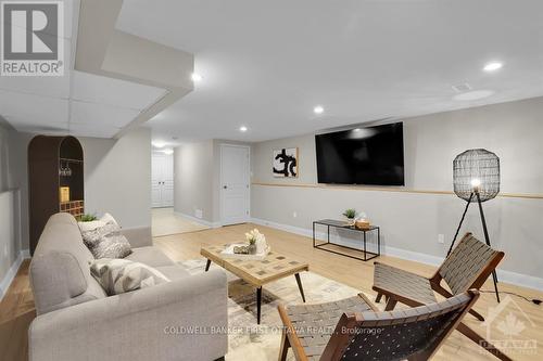 809 Maplewood Avenue, Ottawa, ON - Indoor Photo Showing Living Room