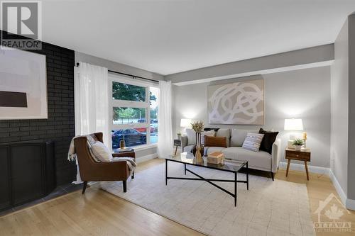 809 Maplewood Avenue, Ottawa, ON - Indoor Photo Showing Living Room