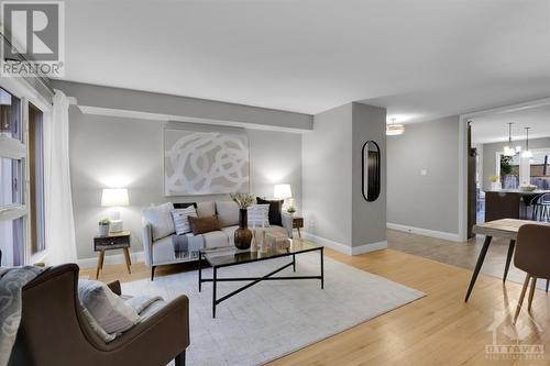 809 Maplewood Avenue, Ottawa, ON - Indoor Photo Showing Living Room