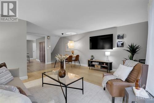 809 Maplewood Avenue, Ottawa, ON - Indoor Photo Showing Living Room