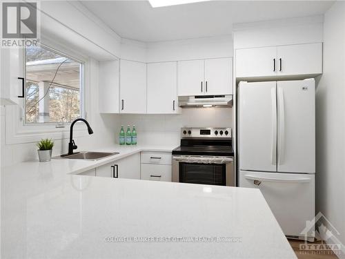 1989 Naples Avenue, Ottawa, ON - Indoor Photo Showing Kitchen With Upgraded Kitchen