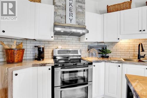 179 Glenncastle Drive, Carp, ON - Indoor Photo Showing Kitchen