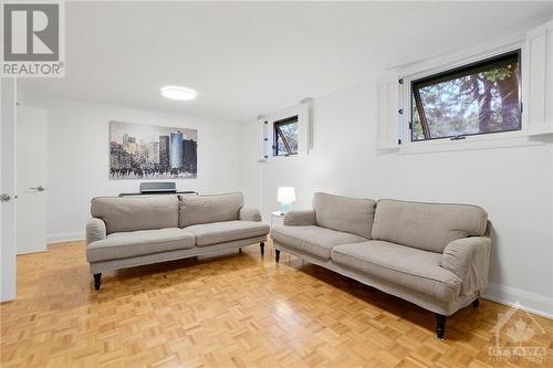 661 La Verendrye Drive, Beacon Hill North - South And Area (2102 - Beacon Hill North), ON - Indoor Photo Showing Living Room