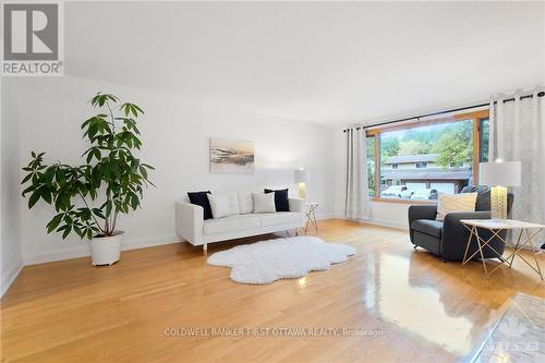 661 La Verendrye Drive, Ottawa, ON - Indoor Photo Showing Living Room