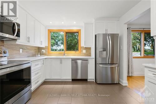 661 La Verendrye Drive, Ottawa, ON - Indoor Photo Showing Kitchen With Upgraded Kitchen