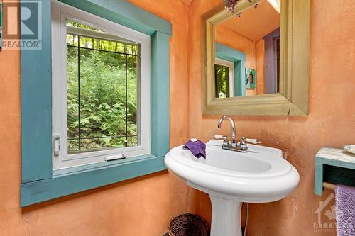 Main floor two-piece ensuite - 161 A Taggart Lane, Westport, ON - Indoor Photo Showing Bathroom