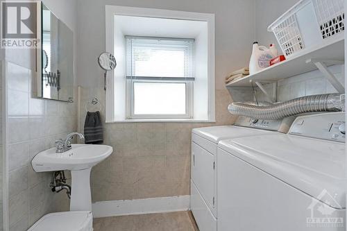 Main floor combined powder room and laundry room - 2931 Drummond Concession 7 Road, Perth, ON - Indoor