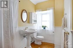 Second floor four-piece bathroom - 