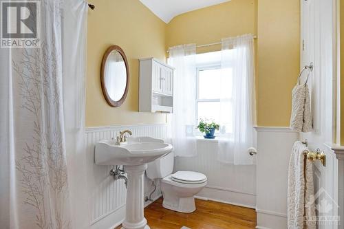 Second floor four-piece bathroom - 2931 Drummond Concession 7 Road, Perth, ON 