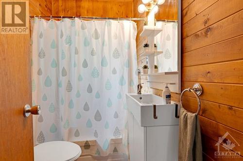 447 Hardwood Ridge Road, Lanark Highlands, ON - Indoor Photo Showing Bathroom