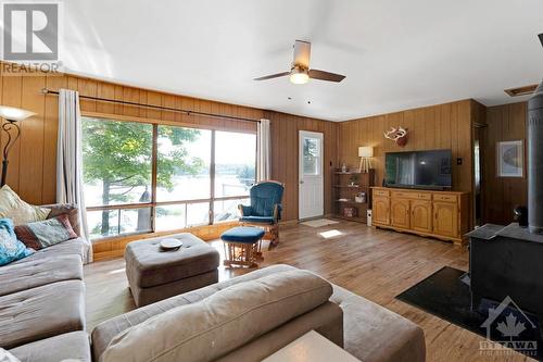 447 Hardwood Ridge Road, Lanark Highlands, ON - Indoor Photo Showing Living Room